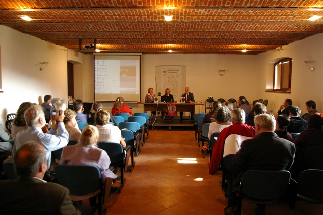 Veduta dei partecipanti al Convegno su "Percorsi del Romanico Astigiano. Conservazione e innovazione: il ciclo della natura, il ciclo della storia nel paesaggio del romanico astigiano"
