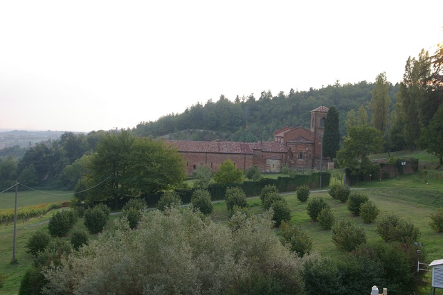  Veduta della Canonica di Santa Maria di Vezzolano.