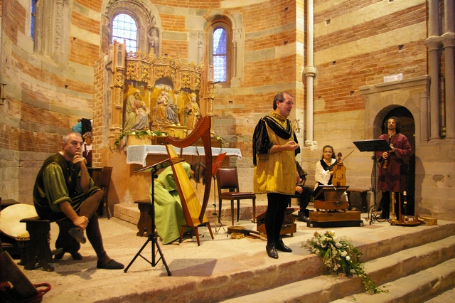  Illustrazione dei brani di musica medievale da parte di Florio Michielon del gruppo La Ghironda.