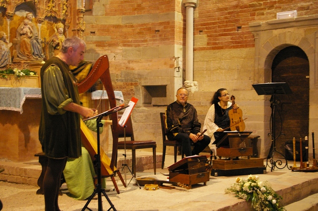  Esecuzione di brani di musica medievale da parte dell'Ensemble la Ghironda e de I Cantores Laudantes.