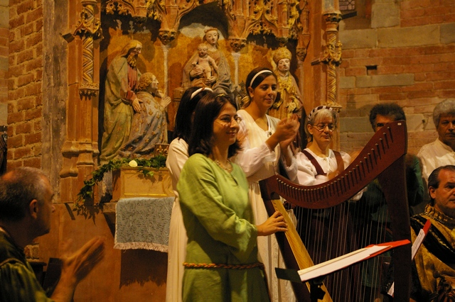  Esecuzione di brani di musica medievale da parte dell'Ensemble la Ghironda e de I Cantores Laudantes.
