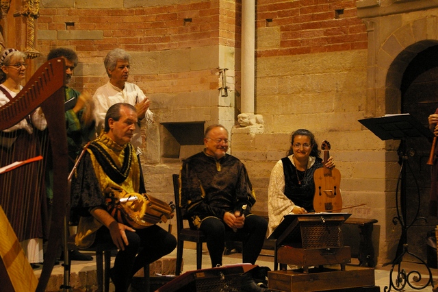  Esecuzione di brani di musica medievale da parte dell'Ensemble la Ghironda e de I Cantores Laudantes.