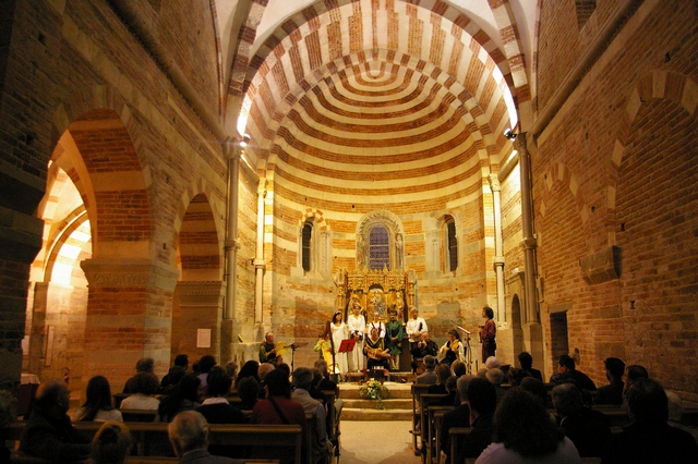  Applausi al termine del Concerto all'interno della Chiesa romanica di Santa Maria di Vezzolano.
