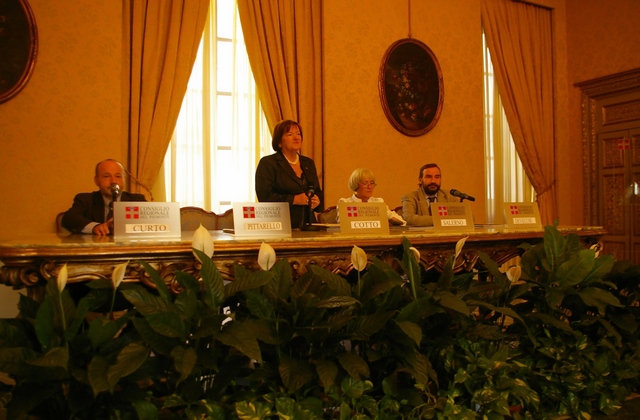 Presentazione della Mostra "Non solo Vezzolano" allestita presso Palazzo Lascaris a Torino, sede del Consiglio regionale del Piemonte. Nella foto: (in centro), la Dott.ssa Mariangela Cotto (Vice Presidente del Consiglio regionale del Piemonte), (sx) il Prof. Guido Curto (Direttore dell Accademia Albertina di Belle Arti di Torino) (dx) Arch. Paola Salerno (Soprintendenza peri i Beni architettonici e paesaggistici del Piemonte e Direttore della Canonica di Santa Maria di Vezzolano) e Prof. Marco Devecchi (Presidente dell Osservatorio del Paesaggio per il Monferrato e l Astigiano) (Foto Sabrina Toppino).