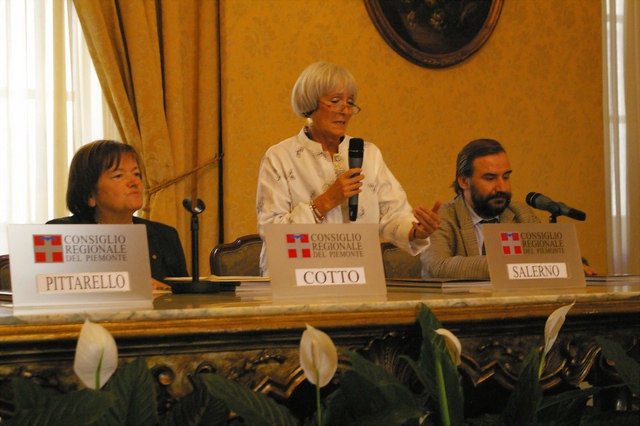 Presentazione della Mostra "Non solo Vezzolano" allestita presso Palazzo Lascaris a Torino, sede del Consiglio regionale del Piemonte. Nella foto: (sx), la Dott.ssa Mariangela Cotto (Vice Presidente del Consiglio regionale del Piemonte), (in centro) l Arch. Paola Salerno (Soprintendenza per i Beni architettonici e paesaggistici del Piemonte e Direttore della Canonica di Santa Maria di Vezzolano) e (dx) il Prof. Marco Devecchi (Presidente dell Osservatorio del Paesaggio per il Monferrato e l Astigiano) (Foto Sabrina Toppino).