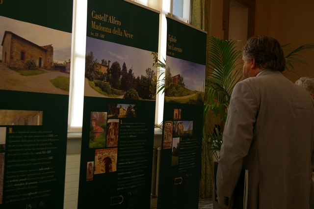 Pubblico in visita alla Mostra "Non solo Vezzolano: Percorsi del Romanico astigiano", allestita a Palazzo Lascaris a Torino, sede del Consiglio regionale del Piemonte (Foto Sabrina Toppino).