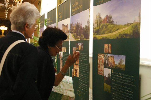 Pubblico in visita alla Mostra "Non solo Vezzolano: Percorsi del Romanico astigiano", allestita a Palazzo Lascaris a Torino, sede del Consiglio regionale del Piemonte (Foto Sabrina Toppino).