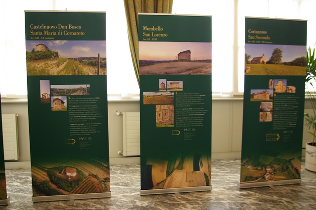 Veduta dei pannelli della Mostra "Non solo Vezzolano: Percorsi del Romanico astigiano", esposti a Palazzo Lascaris a Torino, sede del Consiglio regionale del Piemonte (Foto Sabrina Toppino).