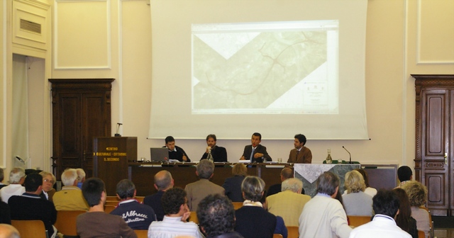 Veduta del Tavolo dei relatori: da (sx verso dx) Michele Miravalle, Platone, Giorgio Caracciolo (Moderatore) e Giovanni Currado.