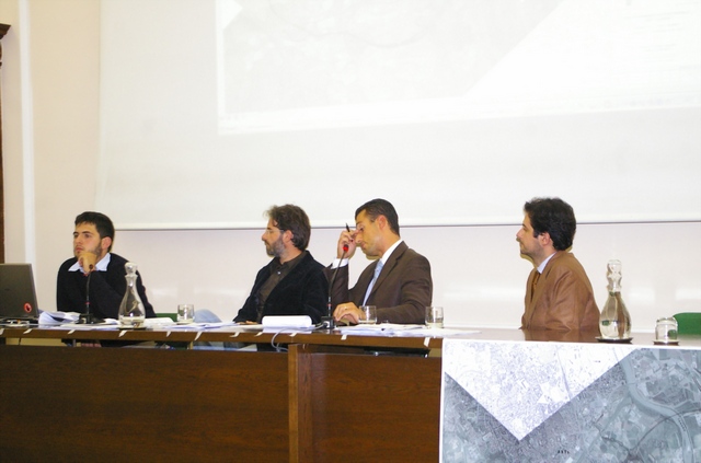 Veduta del Tavolo dei relatori: da (sx verso dx) Michele Miravalle, Platone, Giorgio Caracciolo (Moderatore) e Giovanni Currado.