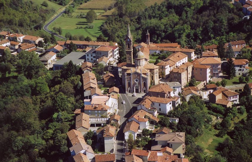 Veduta aerea dell'abitato di Antignano d'Asti (Foto di Mark Cooper)