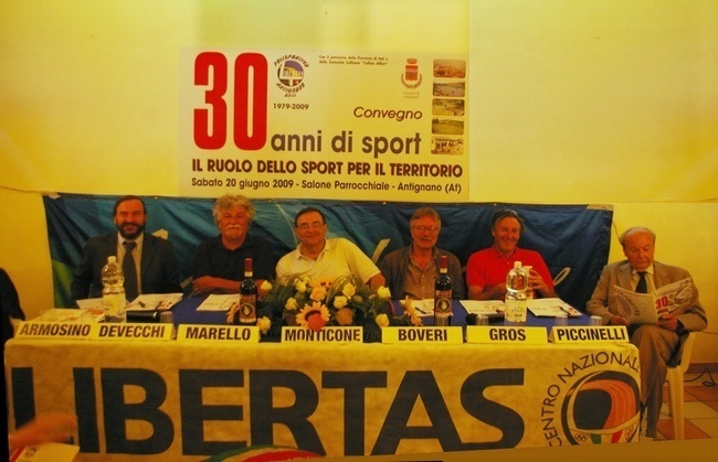 Foto del Convegno su "Il ruolo dello sport per il territorio. Il rapporto tra sport e territorio per la valorizzazione del paesaggio della cultura e della tradizione" tenutosi ad Antignano, sabato 20 giugno 2009. Nella foto da sx verso dx: Marco Devecchi (Presidente dell Osservatorio del Paesaggio per il Monferrato e l Astigiano), Aldo Marello (Otto volte Campione italiano di tamburello esperto della palla a pugno amante della cultura e della tradizione popolare), Paolo Monticone (Direttore del Corriere dell Astigiano), Boveri (SlowFood), Piero Gros (Campione Mondiale e Olimpico di sci alpino ex Sindaco di Sauze d Oulx nonchè componente del Comitato Olimpico Sport Invernali 2006) e Franco Piccinelli (Giornalista narratore di memorie e di epica contadina, insignito del merito della Repubblica, ex direttoredella redazione giornalistica RAI di Torino, scrittore di numerosi testi di narrativa e Presidente della Federazione Italiana Pallapugno).