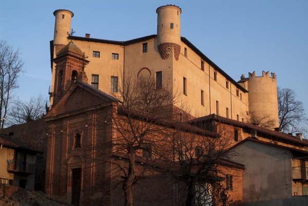 Veduta del Castello di Cortanze, sede del Convegno "Turismo religioso e sviluppo locale: le confraternite come  risorsa del territorio"