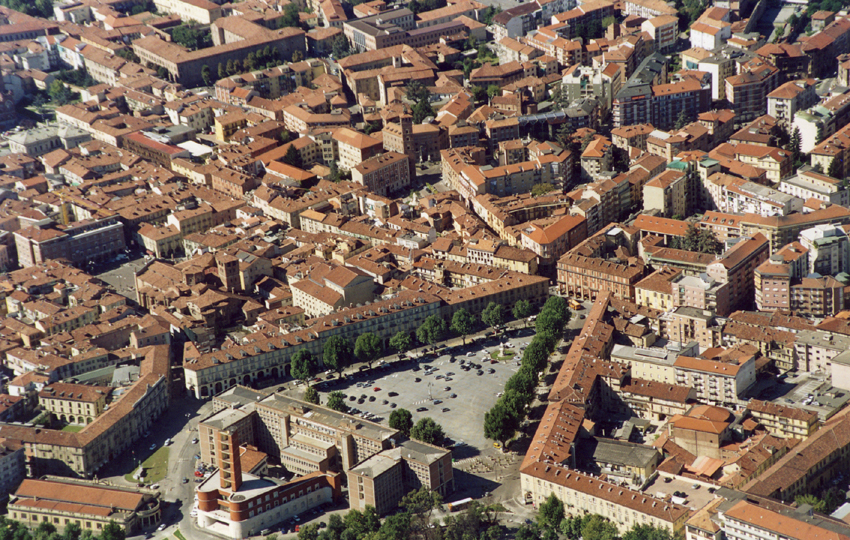 Veduta aerea della Città di Asti, caratterizzata da un patrimonio storico-artistico di straordinario valore (Foto di Mark Cooper)