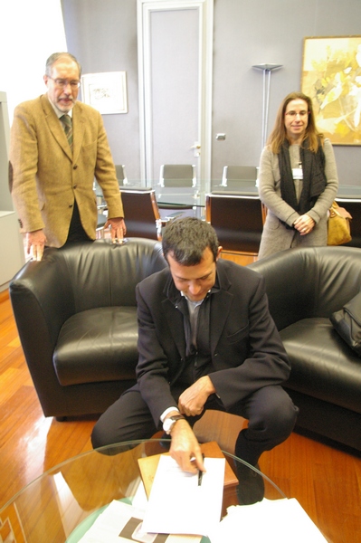  Incontro Osservatori del Paesaggio con la Presidente Mercedes Bresso per il sostegno all'approvazione del Piano Paesaggistico regionale. Nella foto il Dott. Ippolito Ostellino (Presidente dell Osservatorio del Paesaggio dei Parchi del Po e della collina torinese) in occasione della sottoscrizione dell'appello.