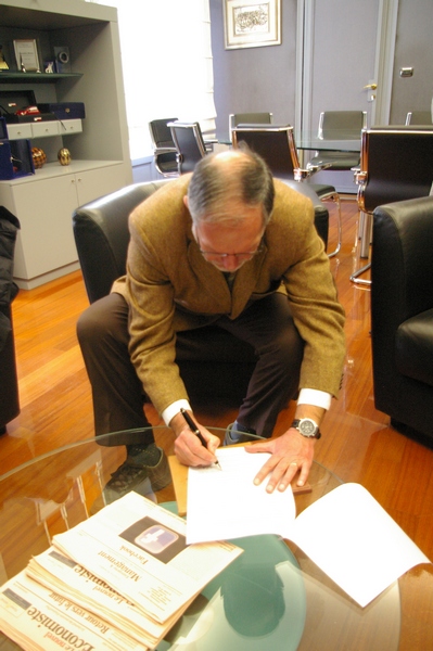 Incontro Osservatori del Paesaggio con la Presidente Mercedes Bresso per il sostegno all'approvazione del Piano Paesaggistico regionale.  Nella foto l'Arch. Silvio Veglio Presidente Osservatorio per la tutela attiva del paesaggio di Langhe e Roero) in occasione della sottoscrizione dell'appello.