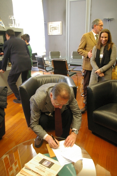   Incontro Osservatori del Paesaggio con la Presidente Mercedes Bresso per il sostegno all'approvazione del Piano Paesaggistico regionale. Nella foto il Dott. Roberto Pozzi Presidente dell Osservatorio per i Beni culturali e ambientali del Biellese) in occasione della sottoscrizione dell'appello.