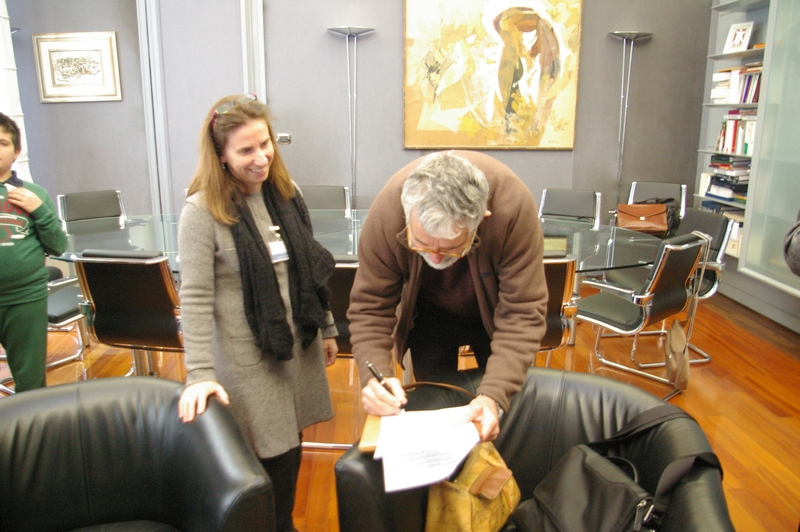 Incontro Osservatori del Paesaggio con la Presidente Mercedes Bresso per il sostegno all'approvazione del Piano Paesaggistico regionale. Nella foto l'Arch. Riccardo Avanzi dell Ecomuseo dell'anfiteatro morenico di Ivrea) in occasione della sottoscrizione dell'appello.