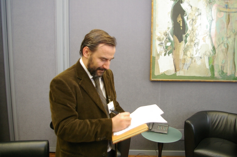   Incontro Osservatori del Paesaggio con la Presidente Mercedes Bresso per il sostegno all'approvazione del Piano Paesaggistico regionale. Nella foto il Prof. Marco Devecchi, Presidente dell Osservatorio del Paesaggio per il Monferrato e l'Astigiano) in occasione della sottoscrizione dell'appello [Foto Franco Bartocci].