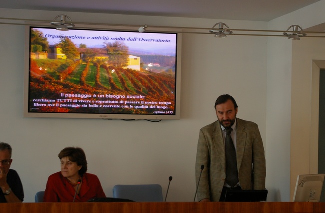 Presentazione dell'attività svolta dall'Osservatorio del Paesaggio per il Monferrato e l'Astigiano da parte di Marco Devecchi. Al tavolo dei relatori (da sx) Arch. Osvaldo Ferrero e Mariella Olivier dell'Assessorato Politiche territoriali (Foto Giancarlo Dapavo).