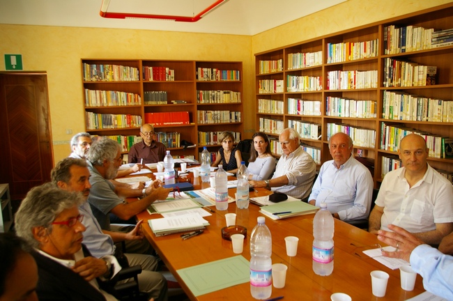   Veduta dei partecipanti all'incontro di firma del protocollo d'intesa tra gli Osservatori del paesaggio piemontesi. Da in basso a sx (in senso orario): Andrea Cavaliere e Giorgio Beltramo dell'Osservatorio del Paesaggio dei Parchi del Po e della Collina Torinese, Giuliano Canvese e Riccardo Avanzi dell'Ecomuseo dell'Anfiteatro Morenico di Ivrea, Franco Bartocci dell'Osservatorio del Paesaggio di Langhe e Roero, Giuseppe Pidello e Francesco degli Alberti Lamarmora dell'Osservatorio Beni Culturali e Ambientali del Biellese, Elena Montacchini, Daniela Bosia, Valerio Di Battista e Giampaolo Bardazza dell'Osservatorio del Paesaggio per il Monferrato Casalese, Carlo Bidone e Lucetta Bruno dell'Osservatorio del Paesaggio Alessandrino. Foto di Marco Devecchi dell'Osservatorio del Paesaggio per il Monferrato e l'Astigiano.