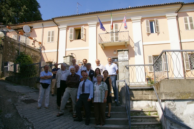   Foto ricordo davanti al Municipio di Villadeati dei partecipanti all'incontro per la firma del Protocollo d'intesa per la costituzione della Rete regionale. In centro, il Sindaco di Villadeati, Francesco Azzalin.
