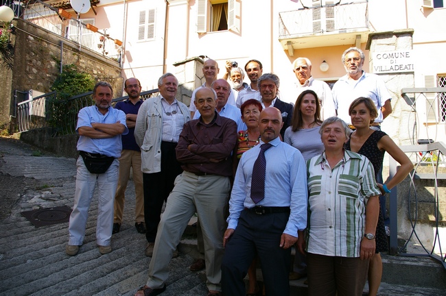   Foto ricordo davanti al Municipio di Villadeati dei partecipanti all'incontro per la firma del Protocollo d'intesa per la costituzione della Rete regionale. In centro, il Sindaco di Villadeati, Francesco Azzalin.