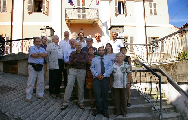   Foto ricordo davanti al Municipio di Villadeati dei partecipanti all'incontro per la firma del Protocollo d'intesa per la costituzione della Rete regionale. 