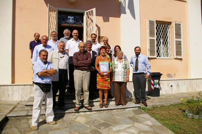   Foto ricordo davanti al Municipio di Villadeati dei partecipanti all'incontro per la firma del Protocollo d'intesa per la costituzione della Rete regionale. 