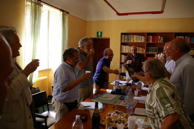 Brindisi tra i partecipanti all'incontro dopo la firma del protocollo d'intesa.