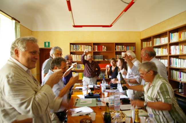  Brindisi tra i partecipanti all'incontro dopo la firma del protocollo d'intesa.