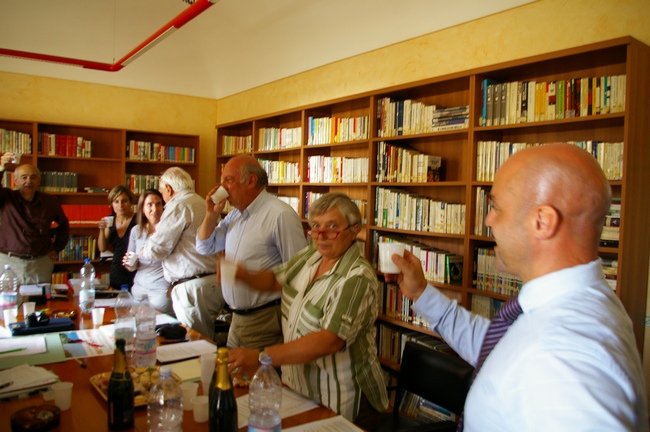  Brindisi tra i partecipanti all'incontro dopo la firma del protocollo d'intesa.