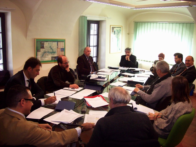 Partecipanti alla prima riunione del 2009 del Coordinamento degli Osservatori del Paesaggio del Piemonte.  In senso orario (dal basso a sx) Dott. Ippolito Ostellino (Osservatorio del Paesaggio dei Parchi del Po e della Collina torinese), Dott. Maurizio Maggi (IRES Piemonte), Dott. Giuseppe Pidello (Osservatorio dei Beni culturali ed ambientali del Biellese), Dott. Gianpaolo Bardazza (Osservatorio del Paesaggio del Monferrato Casalese), Arch. Giorgio Beltramo (Osservatorio del Paesaggio dei Parchi del Po e della Collina torinese), Dott.ssa Lucetta Bruno, Dott. Silvio Garlasco e Dott. Carlo Bidone (Osservatorio del Paesaggio alessandrino), Dott.ssa Patrizia Garzena e Dott. Francesco Alberti Lamarmora (Presidente del Coordinamento regionale degli Osservatori del Paesaggio del Piemonte).