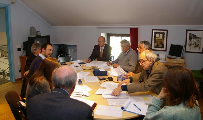 Partecipanti alla seconda riunione del 2009 del Coordinamento degli Osservatori del Paesaggio del Piemonte.  In senso orario (dal basso a sx) Dott. Gianpaolo Bardazza (Osservatorio del Paesaggio del Monferrato Casalese), Prof.ssa Daniela Bosia Osservatorio del Paesaggio del Monferrato Casalese), Andrea Cavallieri (Osservatorio del Paesaggio dei Parchi del Po e della Collina torinese), Arch. Giorgio Beltramo (Osservatorio del Paesaggio dei Parchi del Po e della Collina torinese), Dott. Carlo Bidone (Osservatorio del Paesaggio alessandrino), Carlo Inglese (Osservatorio del Paesaggio alessandrino), Riccardo Avanzi (Ecomuseo dell'Anfiteatro Morenico di Ivrea) Dott. Francesco Alberti Lamarmora (Presidente del Coordinamento regionale degli Osservatori del Paesaggio del Piemonte) e Dott.ssa Patrizia Garzena (Osservatorio dei Beni culturali ed ambientali del Biellese).