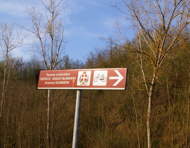 Percorso ciclabile nei boschi di Valmanera. 