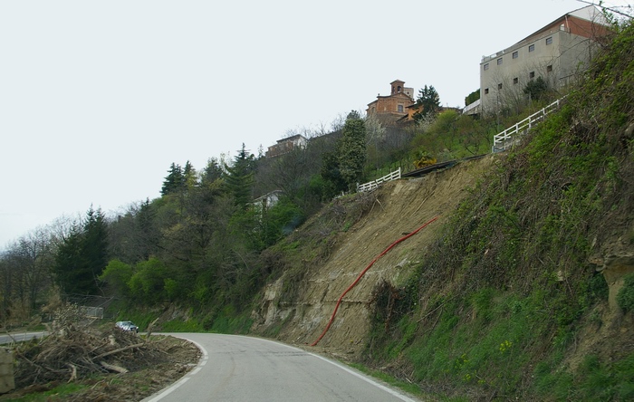 Frana presente lungo la strada provinciale per Rocchetta Palafea.