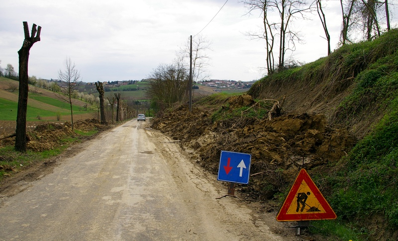 Frana presente lungo la strada comunale per la frazione Villa di Isola d'Asti