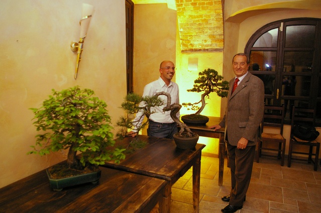 Foto ricordo con Francesco Merlo (Agronomo paesaggista) e Carlo Alberto Botto (Sindaco di Isola d Asti) in occasione della Conversazione su "Il bello dei Bonsai: conoscerli e coltivarli" presso il Castello di Isola Villa.