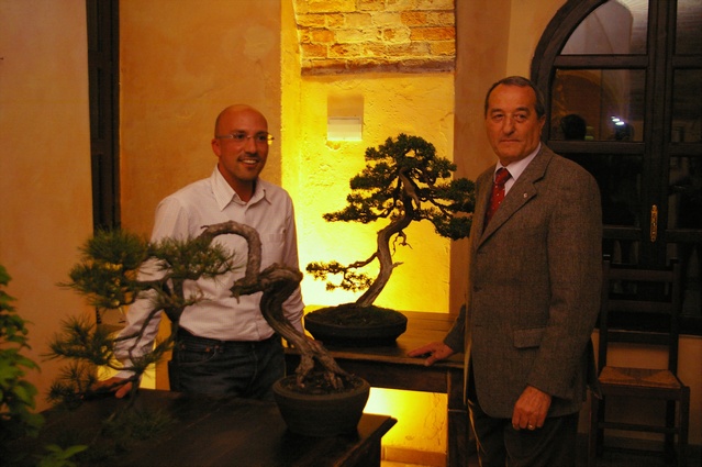 Francesco Merlo, studioso e coltivatore di Bonsai, e Carlo Alberto Botto, Sindaco di Isola d'Asti
