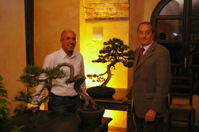 Foto ricordo con Francesco Merlo (Agronomo paesaggista) e Carlo Alberto Botto (Sindaco di Isola d Asti) in occasione della Conversazione su "Il bello dei Bonsai: conoscerli e coltivarli" presso il Castello di Isola Villa.