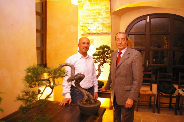 Foto ricordo con Francesco Merlo (Agronomo paesaggista) e Carlo Alberto Botto (Sindaco di Isola d Asti) in occasione della Conversazione su "Il bello dei Bonsai: conoscerli e coltivarli" presso il Castello di Isola Villa.