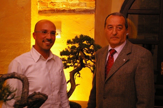 Foto ricordo con Francesco Merlo (Agronomo paesaggista) e Carlo Alberto Botto (Sindaco di Isola d Asti) in occasione della Conversazione su "Il bello dei Bonsai: conoscerli e coltivarli" presso il Castello di Isola Villa.