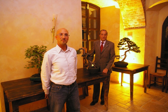 Foto ricordo con Francesco Merlo (Agronomo paesaggista) e Carlo Alberto Botto (Sindaco di Isola d Asti) in occasione della Conversazione su "Il bello dei Bonsai: conoscerli e coltivarli" presso il Castello di Isola Villa.