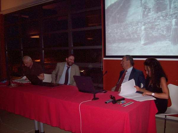 Tavolo dei relatori all'Incontro di approfondimento sul tema della Candidatura dei paesaggi viticoli astigiani come Patrimonio dell'Umanità da parte dell'UNESCO presso il Castello di Moasca, (da sx verso dx) Dott. Piergiorgio Robino, Prof. Marco Devecchi, Dott. Lorenzo Vallarino Gancia e Dott.ssa Patrizia Cirio.