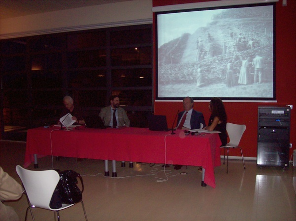 Tavolo dei relatori all'Incontro di approfondimento sul tema della Candidatura dei paesaggi viticoli astigiani come Patrimonio dell'Umanità da parte dell'UNESCO presso il Castello di Moasca, (da sx verso dx) Dott. Piergiorgio Robino, Prof. Marco Devecchi, Dott. Lorenzo Vallarino Gancia e Dott.ssa Patrizia Cirio.
