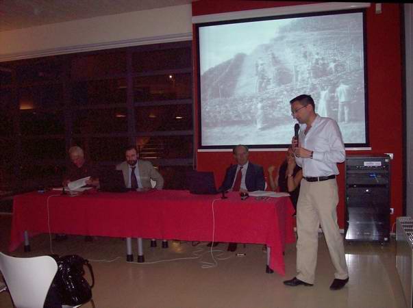 Saluto di apertura dei lavori del momento di studio sulla Candidatura dei paesaggi viticoli astigiani come Patrimonio dell'Umanità da parte dell'UNESCO da parte del Sindaco di Moasca, Andrea Ghignone (Foto di Maria Antonia Pistone).