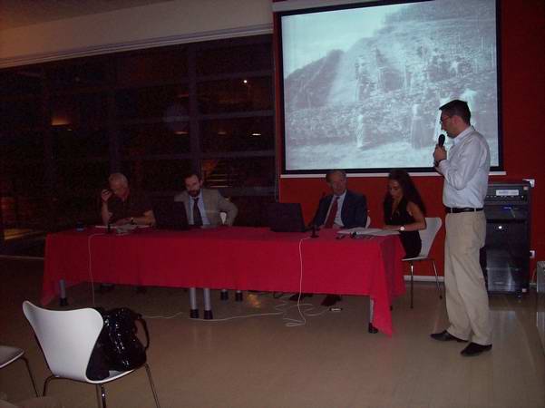 Saluto di apertura dei lavori del momento di studio sulla Candidatura dei paesaggi viticoli astigiani come Patrimonio dell'Umanità da parte dell'UNESCO da parte del Sindaco di Moasca, Andrea Ghignone. Tavolo dei relatori: (da sx verso dx) Dott. Piergiorgio Robino, Prof. Marco Devecchi, Dott. Lorenzo Vallarino Gancia e Dott.ssa Patrizia Cirio (Foto di Maria Antonia Pistone).