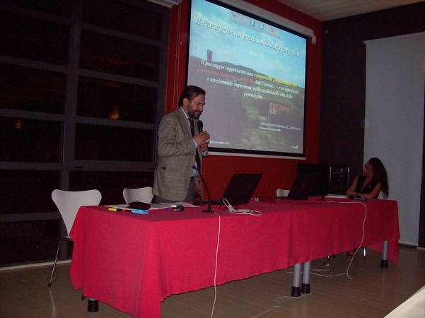 Relazione del Presidente dell'Osservatorio del Paesaggio per il Monferrato e l'Astigiano, Prof. Marco Devecchi sul valore ed Identità dei paesaggi viticoli astigiani nella prospettiva del riconoscimento UNESCO (Foto di  Maria Antonia Pistone).