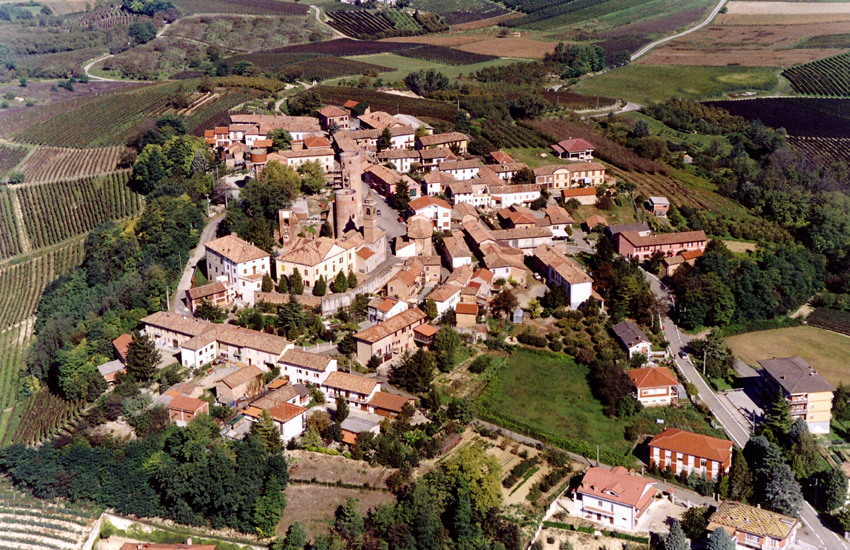Veduta aerea di Moasca e del suo Castello, sede dell'incontro di approfondimento sul tema dell'adesione alla  candidatura UNESCO dei paesaggi viticoli astigiani (Foto di Mark Cooper).