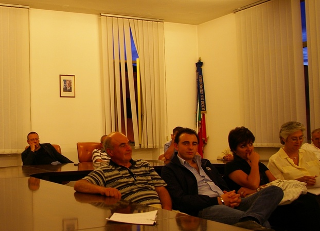 Pubblico presente in sala in occasione dell'incontro presso il Municipio di Santo Stefano Belbo per approfondire gli aspetti relativi alla candidatura UNESCO dei paesaggi viticoli piemontesi. 